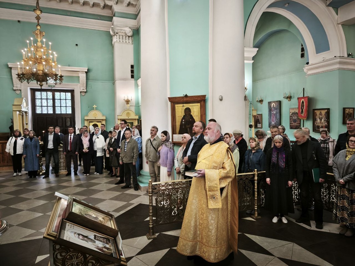    День Республики начался в Петрозаводске с божественной литургии. Фото: пресс-служба правительства РК