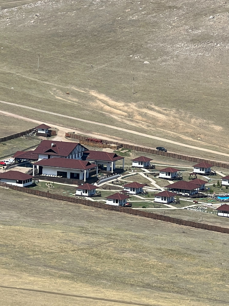 Вид на отель Айя.