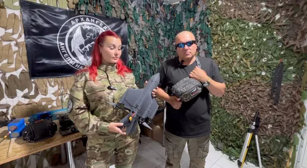 © Александр Чаленко
Михаил Филиппов и его помощница с позывным "Малыха", которая держит в руках дрон-ракету "Архангел"