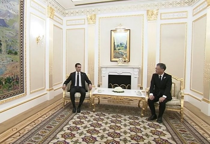 Встреча Президента Туркменистана Сердара Бердымухамедова с исполнительным директором компании Kawasaki Heavy Industries, Ltd. Кэндзи Санадой, 27 июня 2025 года (Фото: Watan habarlary)