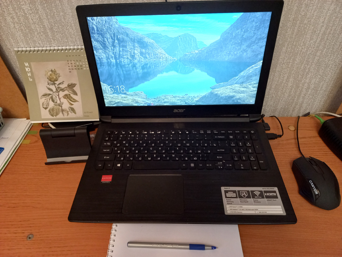 Возможно, моё рабочее место не самое привлекательное будет для некоторых, но мне очень нравится. Всё удобно, всё под рукой)