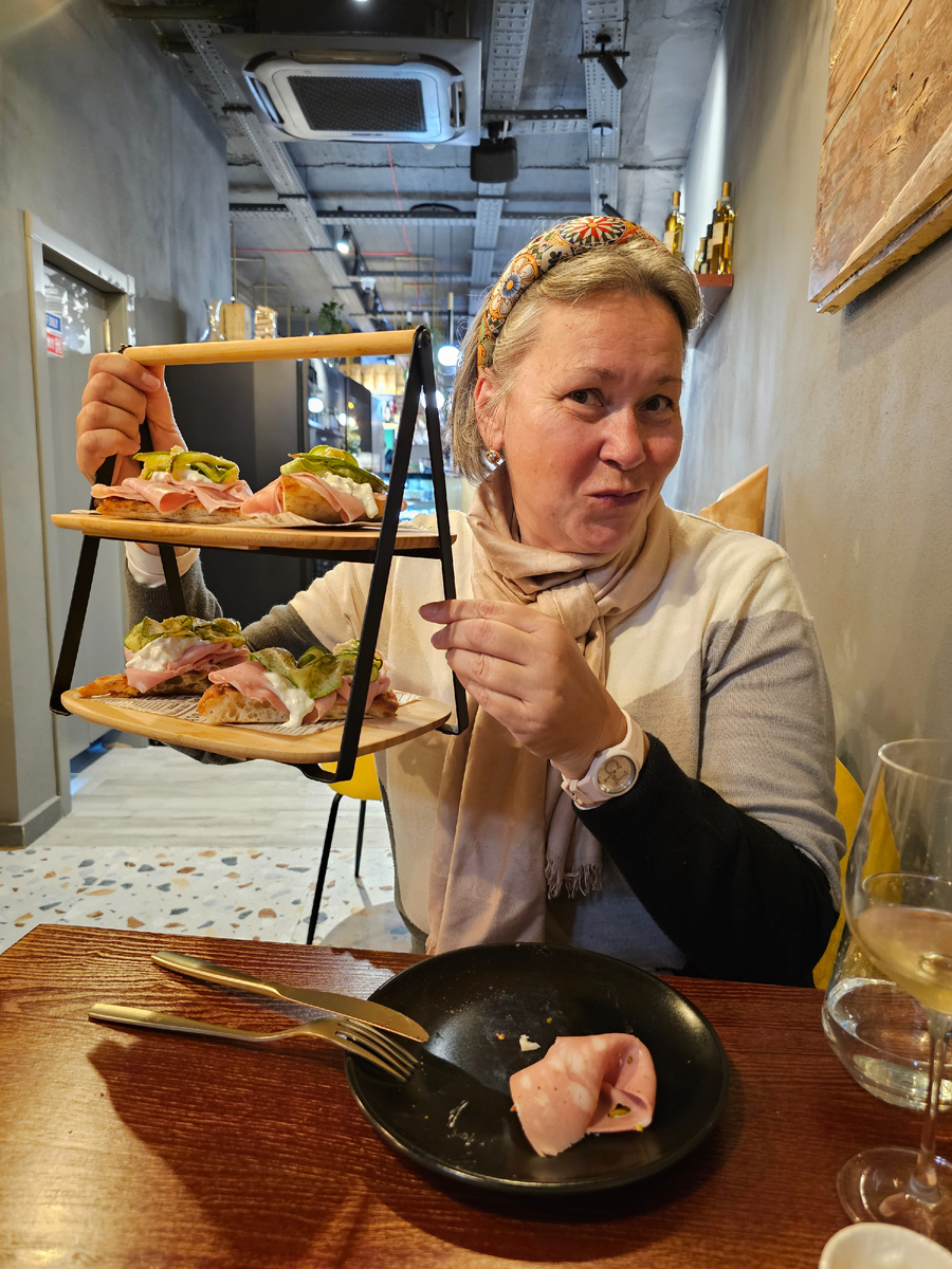 Фотография не самая свежая, а вот ответ еде этого не скажешь