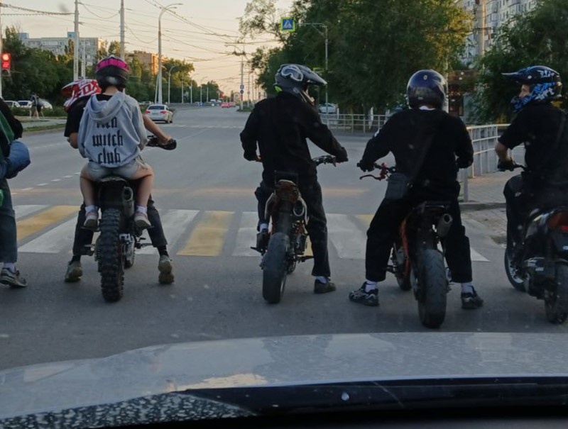 Обратившиеся горожане предлагают заняться родителями гонщиков