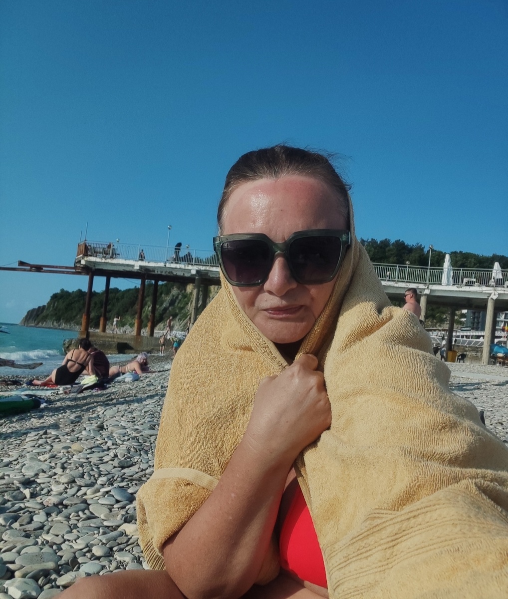 Солнце есть, но ветер холодный., хочется курточку надеть 