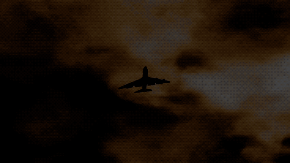 В этой компьютерной анимации крушения следует отметить, что самолёт летел не в том направлении. На самом деле он врезался во внешний угол двух зданий, а не во внутренний. (Mayday)