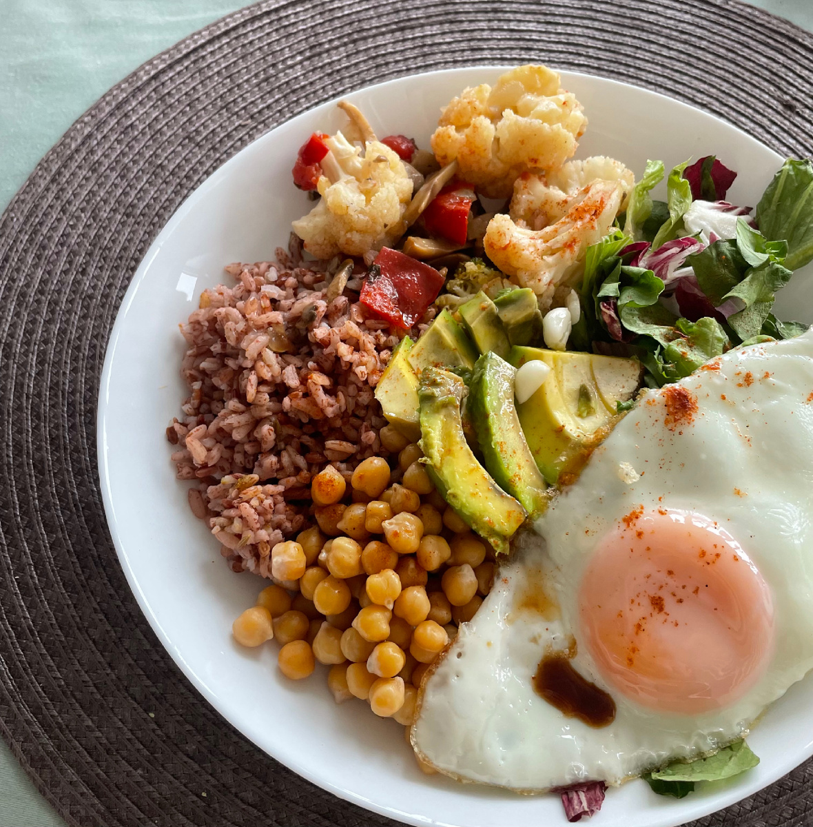 Обед для снятия воспаления: красный рис, нут, смесь овощей, яйцо + лимонный сок, оливковое масло extra virgin, соевый соус 