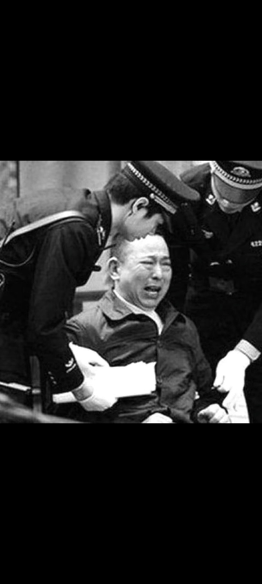 Китайский чиновник перед казнью за взяточничество. Жаль что такого нет в РФ