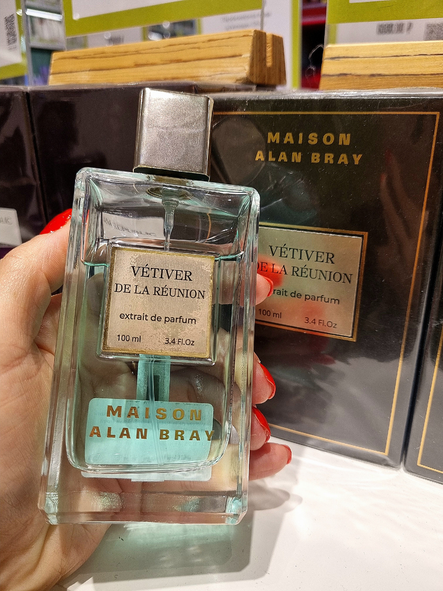 Фото автора. Верхние ноты: Зеленый чай, Грейпфрут, Бергамот, Амбра
Средние ноты: Ветивер, Кедр
База: Древесные ноты, мускус