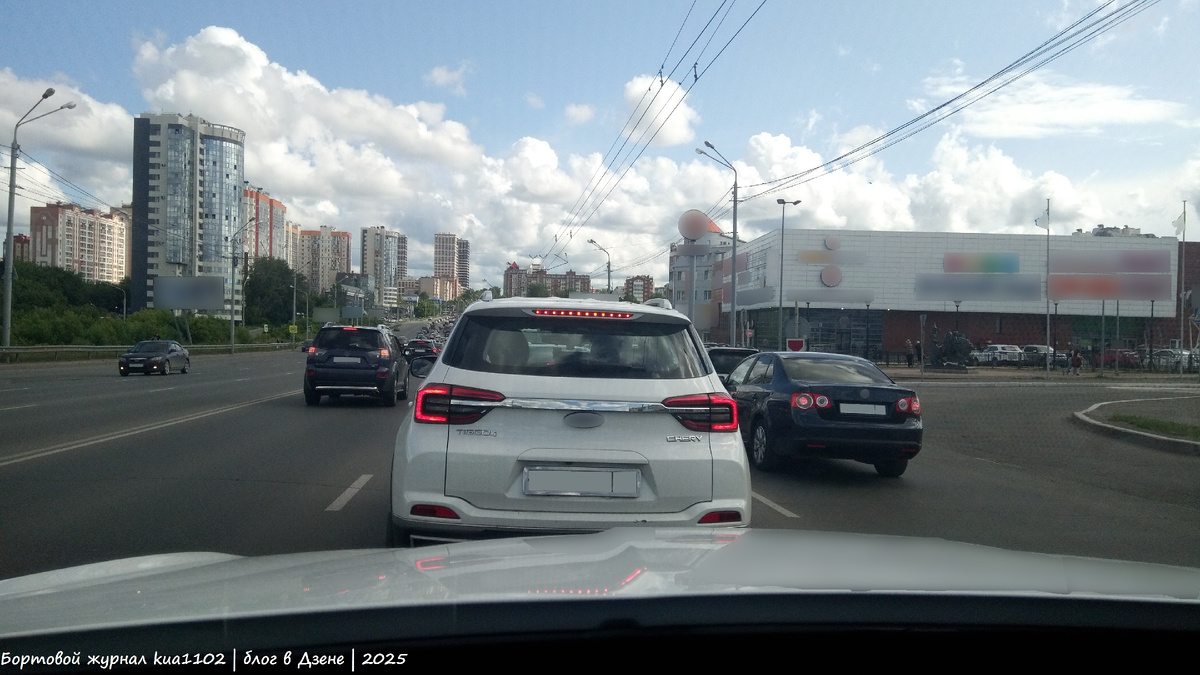 Впереди меня ехал Tiggo 4 первого поколения, у него, кстати, задняя подвеска - многорычажка. Автор фотографии kua1102