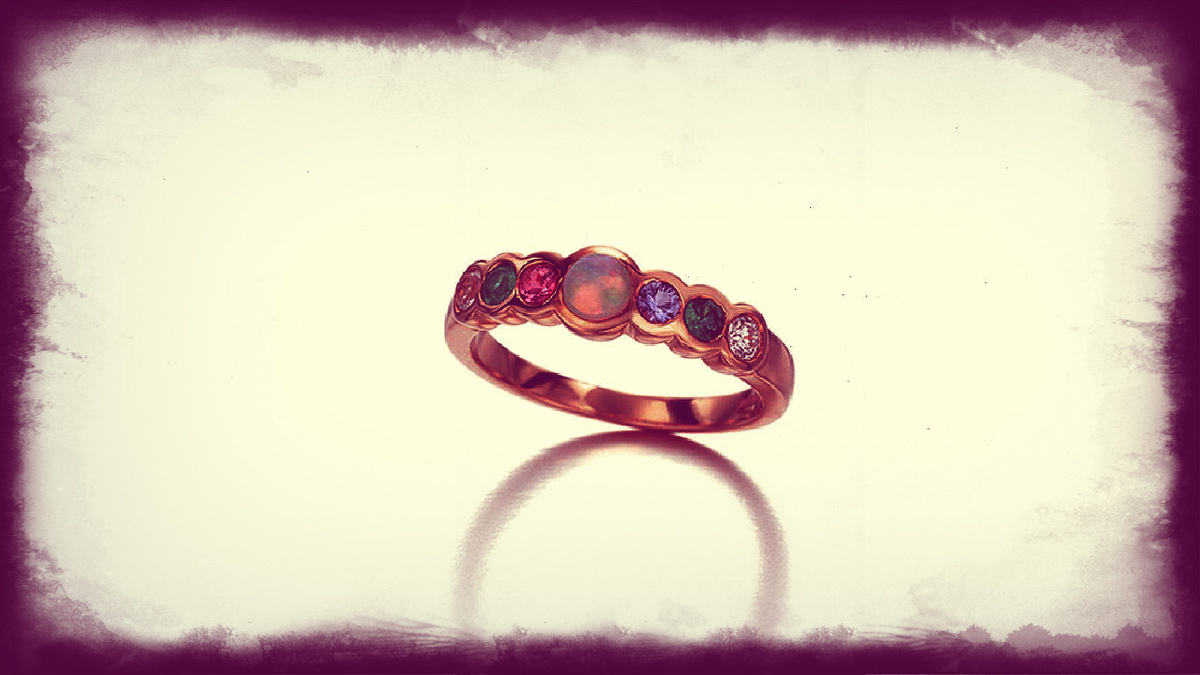 Кольцо, в котором зашифрована надпись «be loved»