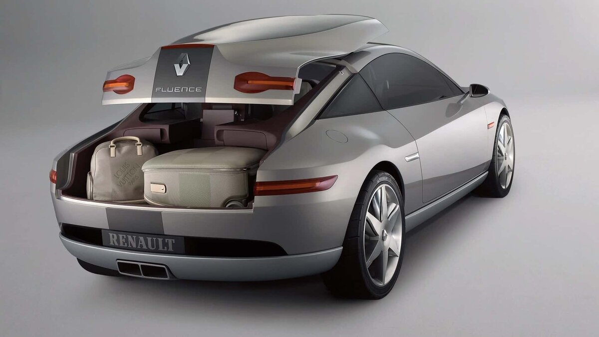 Французы тогда удивили очень необычной и до сих пор никем не повторенной кинематикой крышки багажника, которая на хитроумных рычагах отъезжала вперед на крышу.