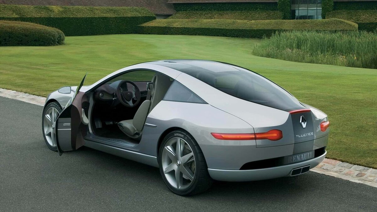 Зднее стекло было спроектировано явно не ради обзорности, а в расчете на "вау" эффект