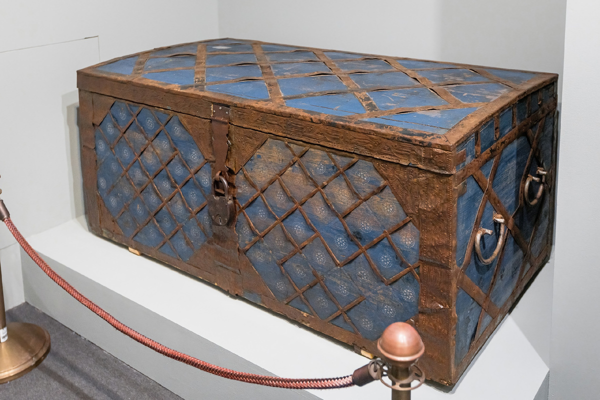 Отреставрированный сундук на выставке «Северная Атлантида» в музее-заповеднике «Коломенское» в Москве. Фото: Антон Галкин