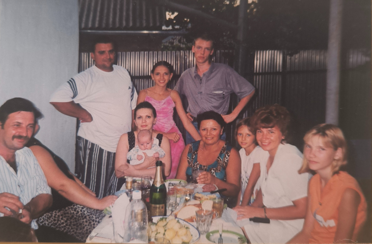 В оранжевом я, в розовом Иришка