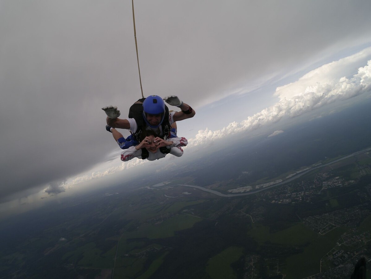 Это моя дочка Маша. Недавно она воплотила свою мечту - прыгнуть с парашютом! 