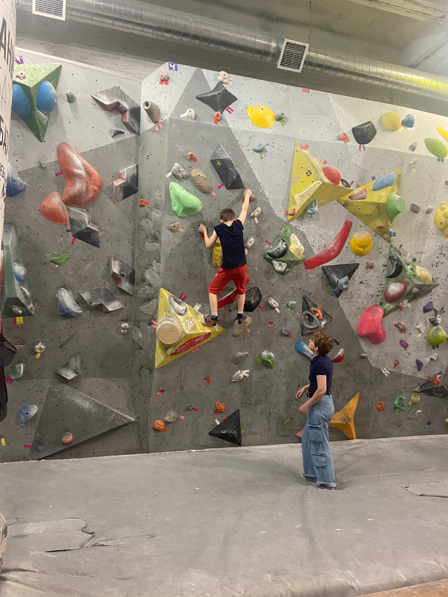 Скалолазание курению не помеха 🤭