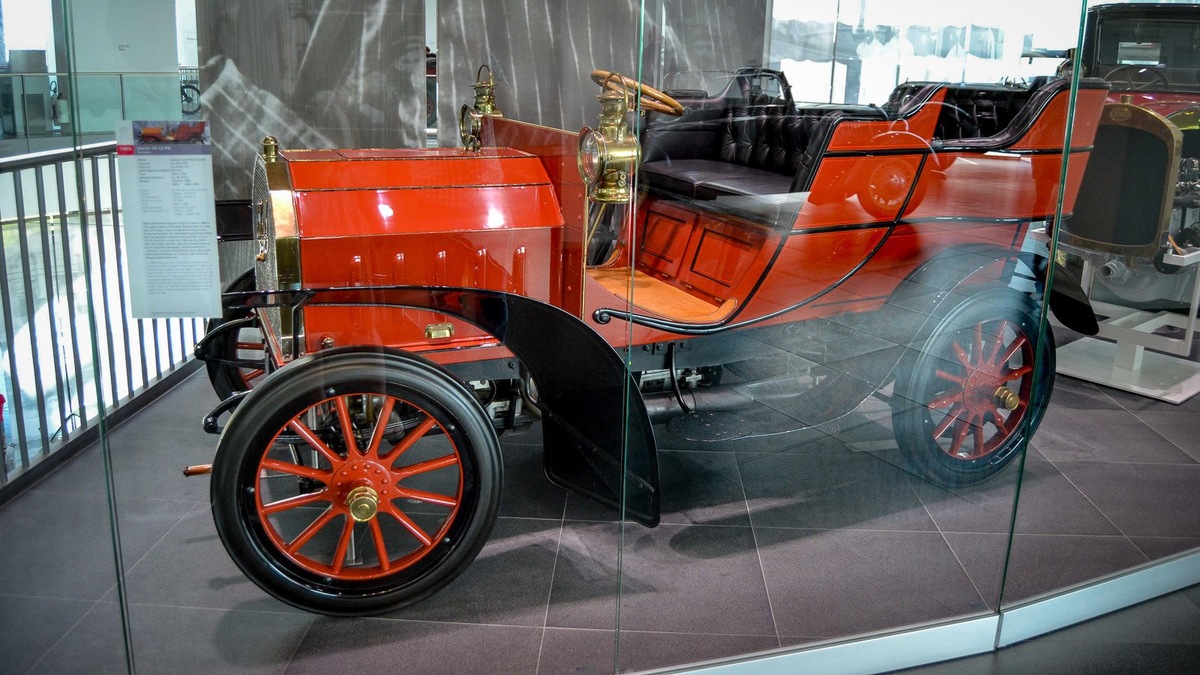    В далеком 1896 году молодой инженер Август Хорьх начал работать на создателя первого автомобиля — Карла Бенца. Хотя Хорьх занимал должность руководителя производства, сойтись характером с достаточно консервативным Бенцем ему не удалось. Поэтому уже через три года Август Хорьх покинул компанию и основал в пригороде Кёльна собственную фирму — A. Horch & Co. Первое время компания занималась ремонтом экипажей и повозок, но уже в 1902 году Хорьх переезжает в саксонский Фогтланд, а затем — Цвиккау, где переключается на выпуск автомобилей. Первым детищем Хорьха на новом месте стал автомобиль Horch 10-12 PS. Машина, оснащенная 2,5-литровым 10-12-сильным мотором, была способна разогнаться до 50 км/ч. Двигатель вращал карданный вал, который приводил в движение задние колеса. Для начала ХХ века подобное решение было самой настоящей инновацией.