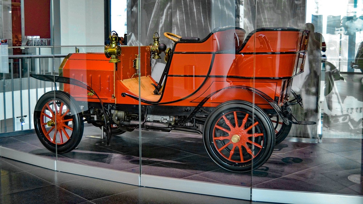    Фирма, в которой Август Хорьх работал в Саксонии, была не его личным детищем, а акционерным обществом для лучшего привлечения инвестиций. Однако это сыграло с самим Хорьхом злую шутку. В 1909 году из-за конфликта с акционерами немецкий инженер был вынужден покинуть компанию. Хорьх не растерялся и основал новую фирму — August Horch Automobilwerke GmbH, штаб-квартира которой расположилась... в 100 метрах от предыдущей! Правда, изобретатель забыл законодательно закрепить права на торговую марку Horch за собой... Выход из ситуации получился неожиданным. Как-то раз Август Хорьх услышал, как сын одного из деловых партнеров, делая домашнее задание по-латыни произнес слово Audire — то есть «слышать». Решение напросилось само собой: немецкое слово Horch было переведено на латинский язык и получилось Audi. Так в 1910 году родилось название новой марки.