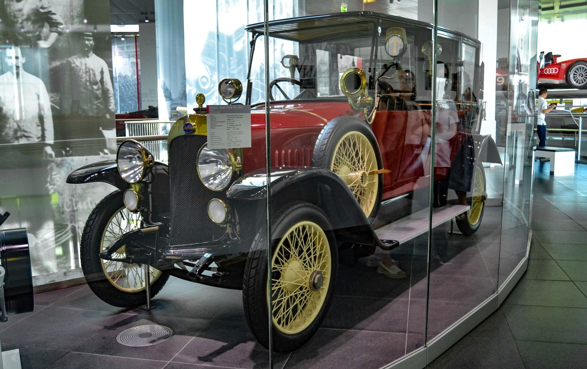    С самого начала модели Audi получили наименования в алфавитном порядке — Typ A, Typ B и т.д. Один из старейших автомобилей, представленных в музее в Ингольштадте, — седан Audi Typ C 1912 года, который изначально задумывался как гоночная модель. С 1912 по 1914 годы Audi Typ C трижды побеждала в гонках. В итоге автомобиль зарекомендовал себя как исключительно надежный, а гоночная модель превратилась в элитную, завоевав популярность у богачей. Этот результат был бы невозможен без инноваций — например, системы охлаждения с термосифоном и электрических фар.