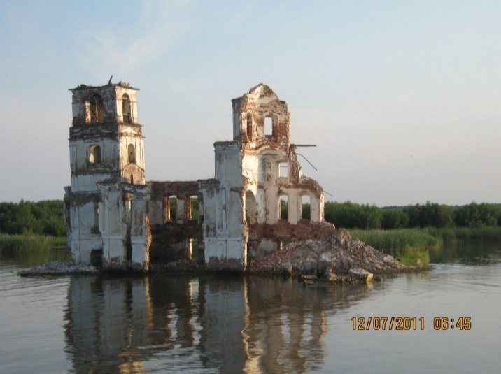 Храм-маяк в Крохино с борта теплохода Омский-132. Лето 2011 года. Фото: Тарас Игнатьев