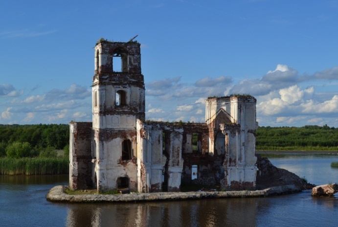 Храм-маяк в Крохино с борта теплохода Омский-140. Лето 2016 года. Фото: Тарас Игнатьев