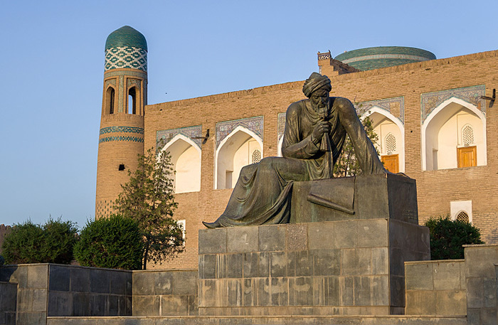    Памятник древнему ученому — математику, астроному и географу Мухаммаду ибн Мусе аль-Хорезми, Узбекистан. Фото: Игорь Дымов/Фотобанк «Лори»