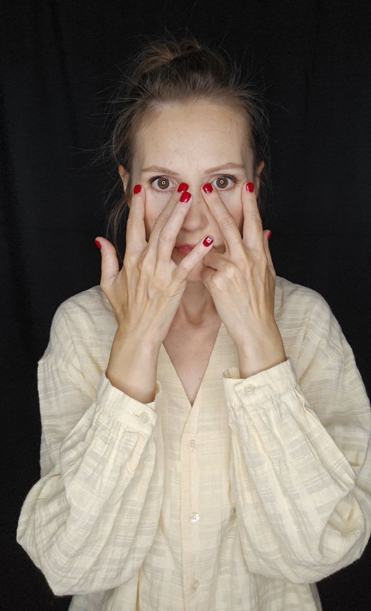 Не пугайтесь моих странных жестов, это я гимнастику лица делаю. Купила новый курс гимнастики для лица, очень крутой оказался, эффект есть, поэтому скоро расскажу.