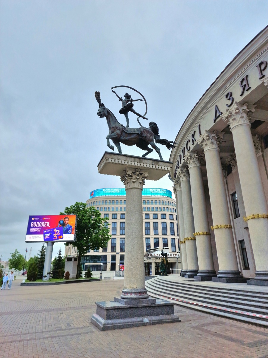 Цирковая гимнастка на лошади