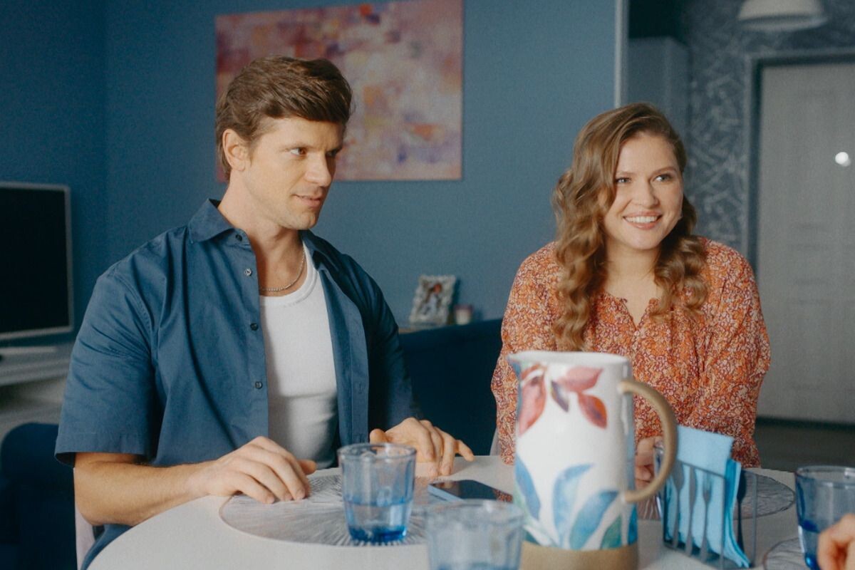 Игорь Чехов и Юлия Топольницкая в сериале «Остаться друзьями»