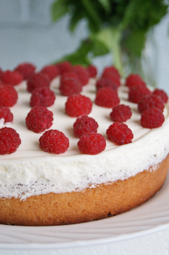 Фото автора. Пирог с малиной и сметанным кремом.