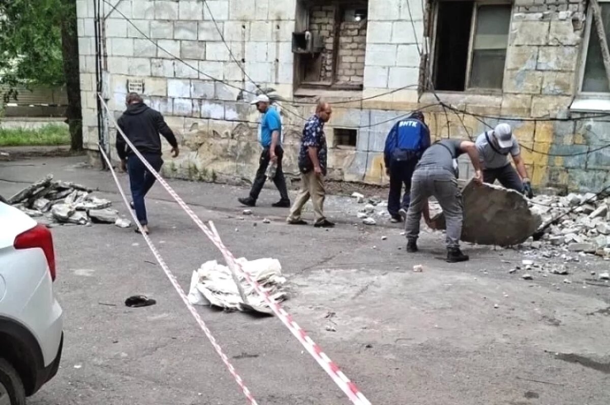    В Волжском мэрия обвинила жильцов бывшего общежития в обрушении здания