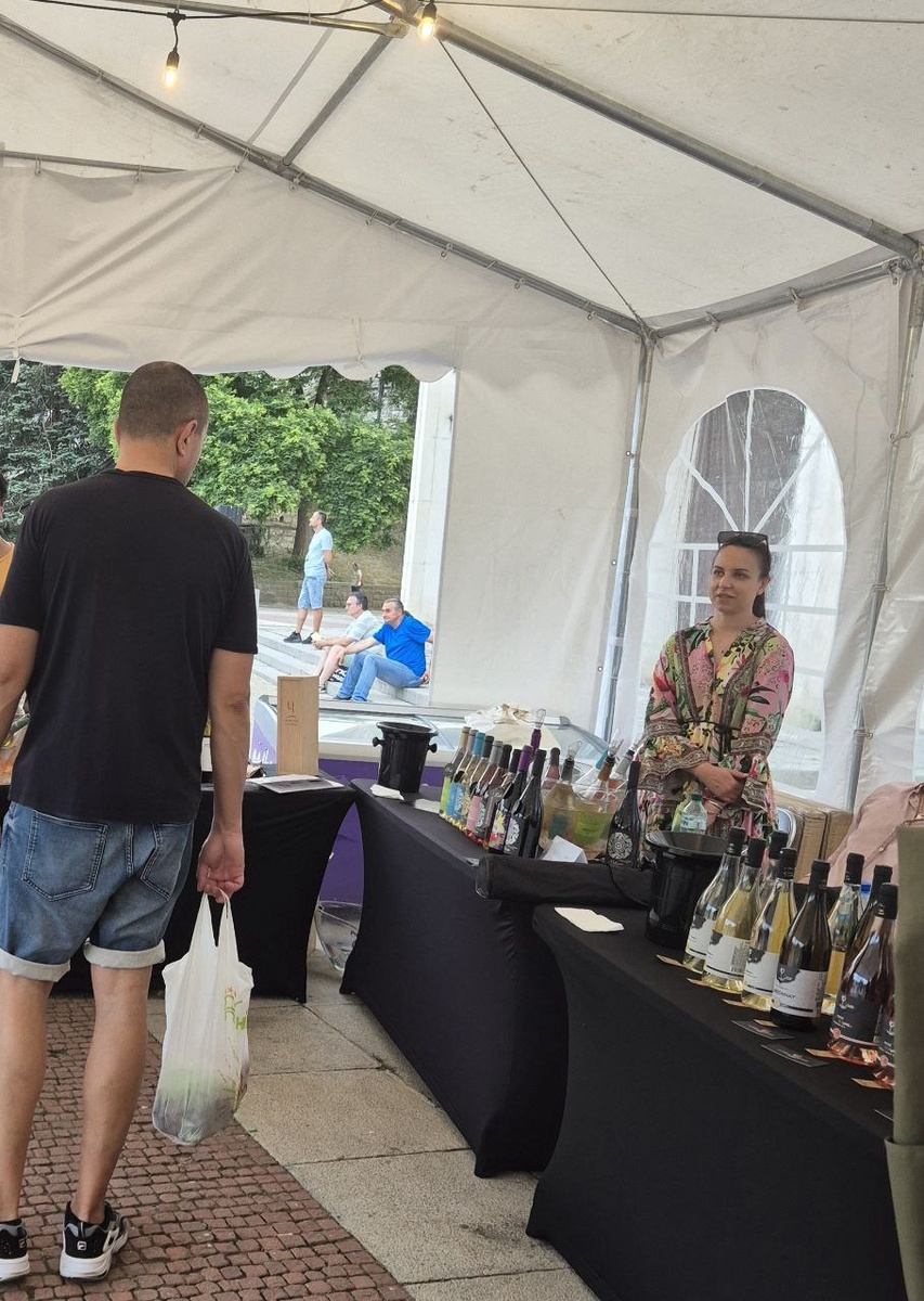 Начало дегустации, еще жарковато и народ только подтягивается.