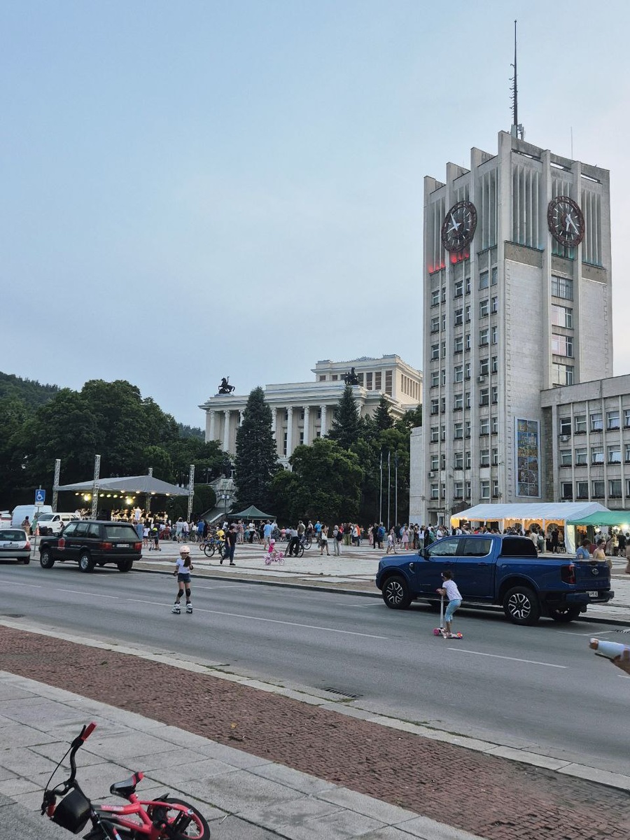 Центральная площадь с концертом и дегустацией.