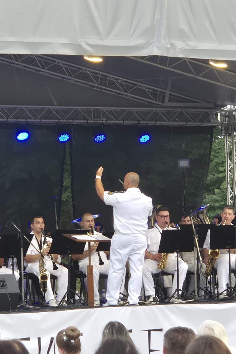 Целый старший лейтенант в качестве дирижера.