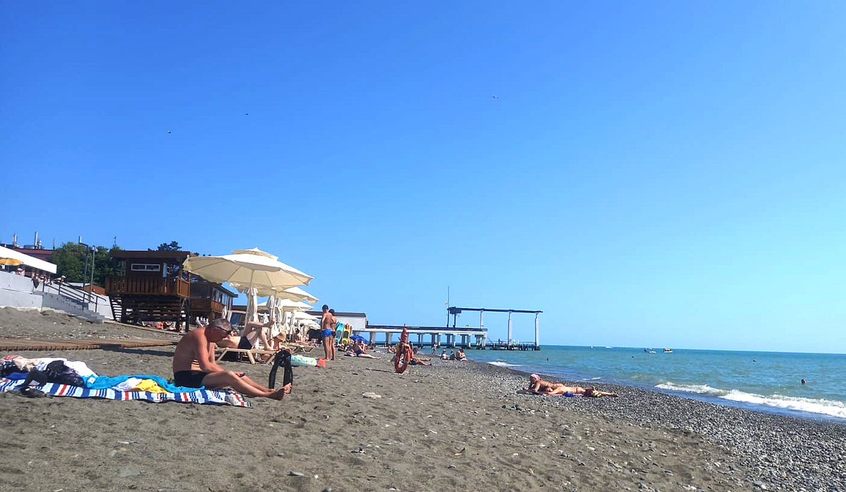    Вот как выглядит береговая зона Адлера в конце июня.