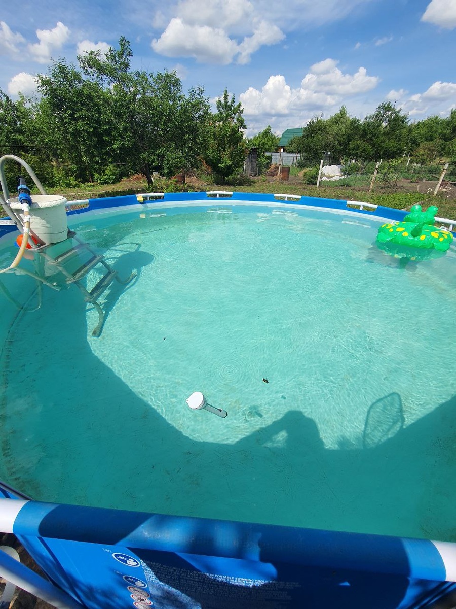 На лестнице ведро с синтепоном в моем случае горшок для цветов, и результат какая вода получается , остается почистьть дно.