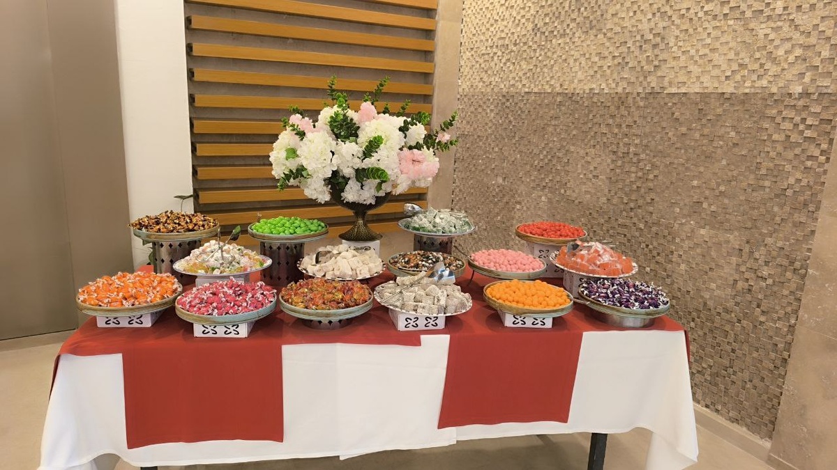 Так нас встречали в отеле, перед рестораном