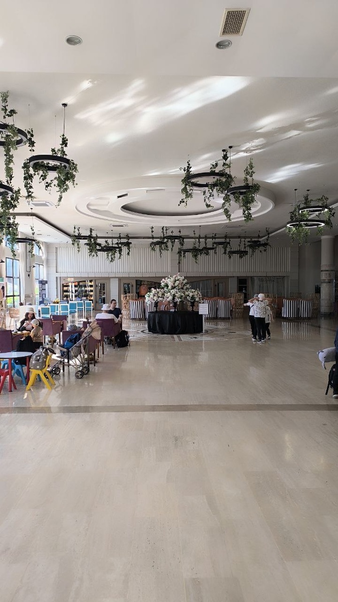 На первом этаже, рядом с регистрацией