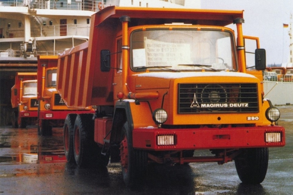 Выгрузка первой партии самосвалов в Ленинградском морском порту. Фото из открытых источников 