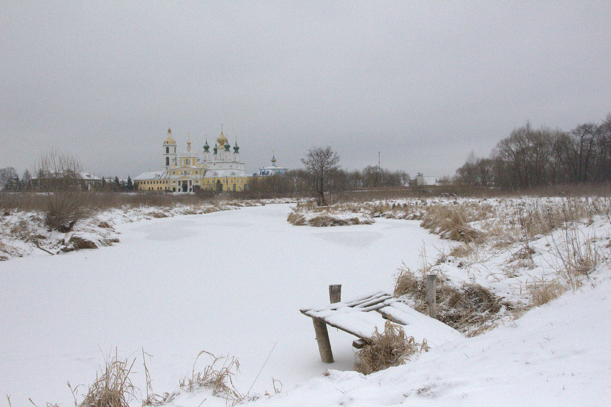 В Ивановской обалсти есть села по берегам реки Тезы. Села с древними старинными постройками, и Введенье как раз пример того, как старая архитектура восстановлена. 