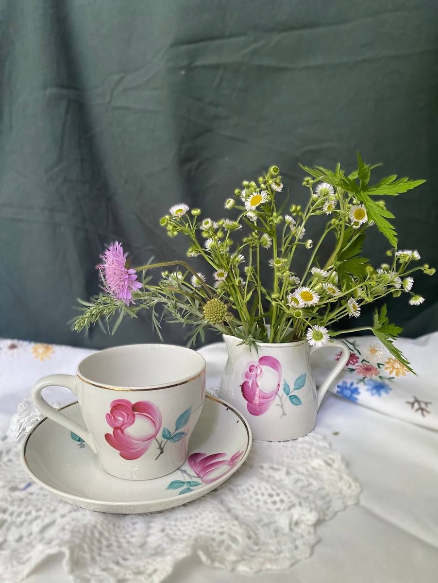 Молочник у меня был, блюдце покупала в надежде, что подойдет к другой чашке. Не подошло. Теперь купила к нему чашку. Все сложилось!