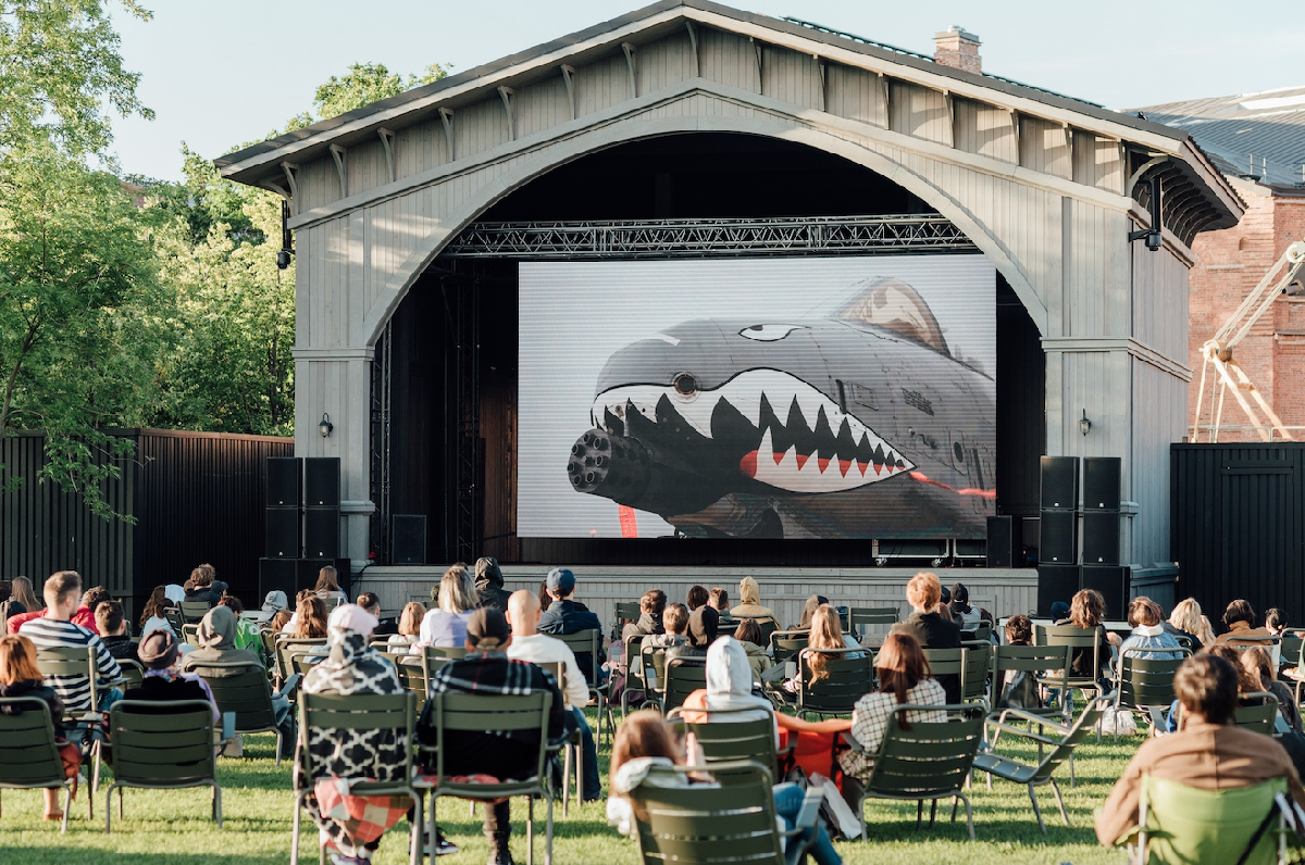 Источник: https://kuda-spb.ru/event/letnie-kinopokazy-kino-v-parke-na-ostrove-novaja-gollandija/