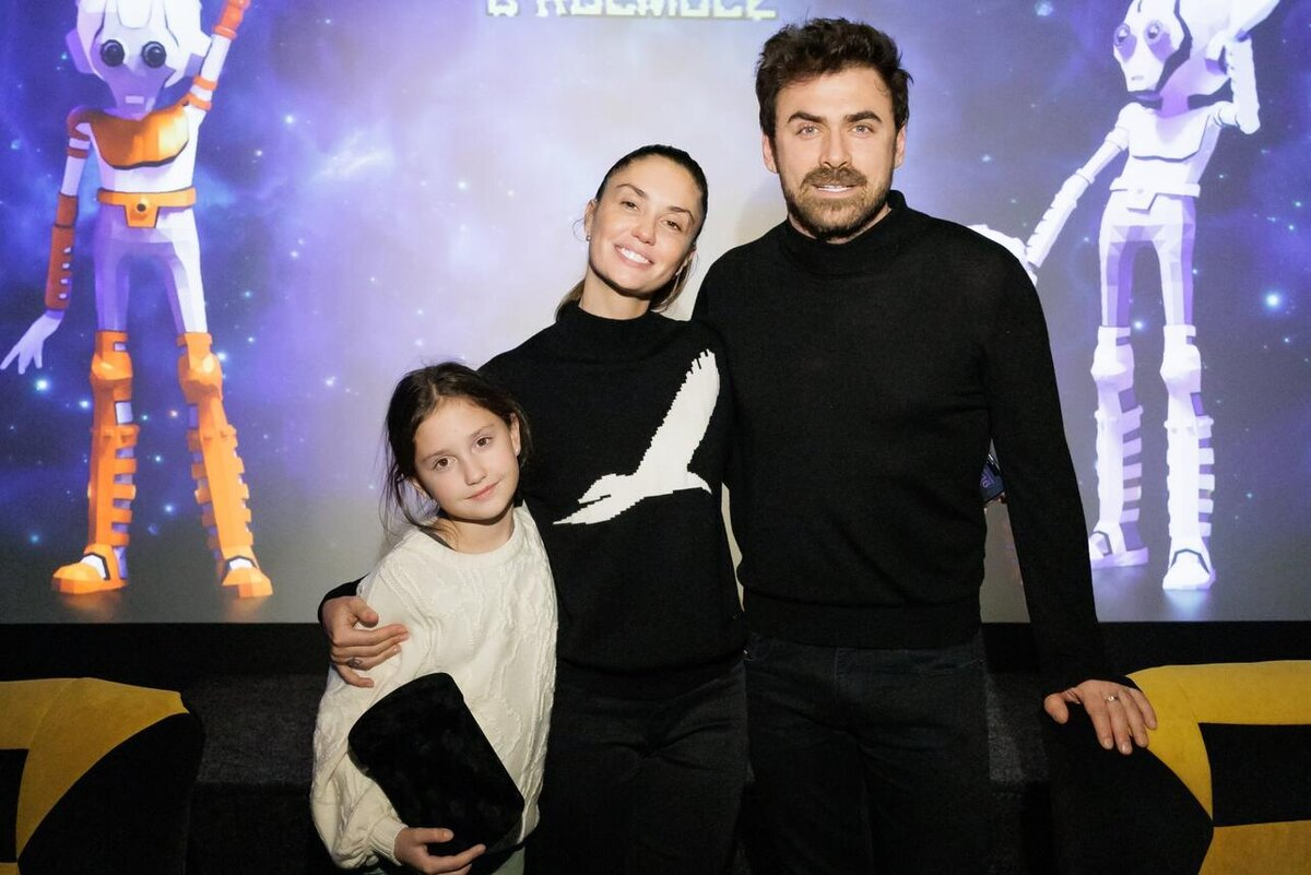 9-летняя Мия находится в прекрасных отношениях с Петром. 