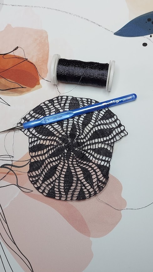 Листайте галерею чтобы посмотреть процесс вязания и первой примерки.