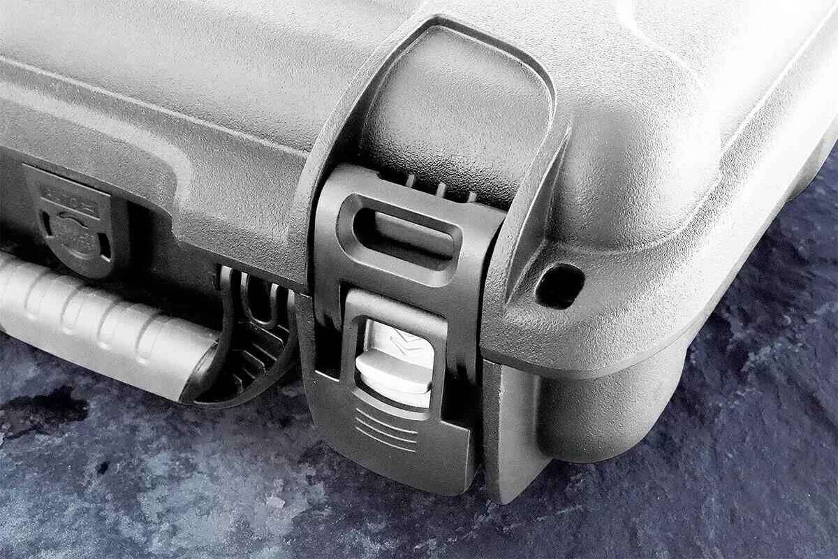 Нейлоновые защелки PowerClaw отличаются надежностью. Прочная скошенная фиксирующая планка устойчива к повреждениям.