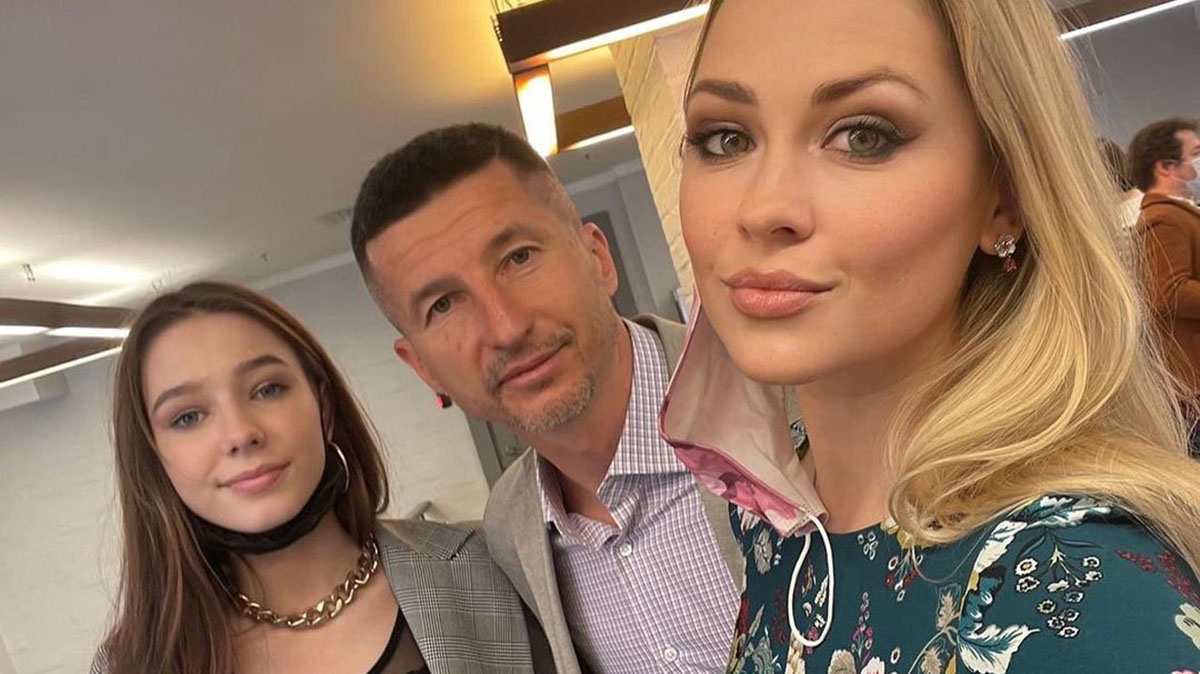 Евгений Алдонин (на фото в центре) с женой Ольгой и дочерью Верой от брака с Юлией Началовой. Фото: соцсети Ольги Алдониной