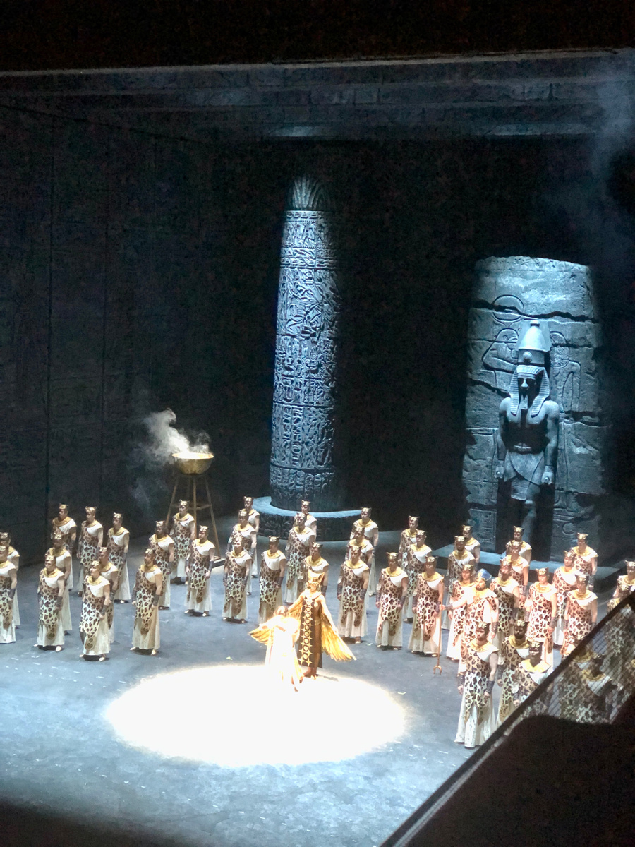 С крыльями - это Птах, особенно мне понравилось как его зовут и как он этими крыльями махал.