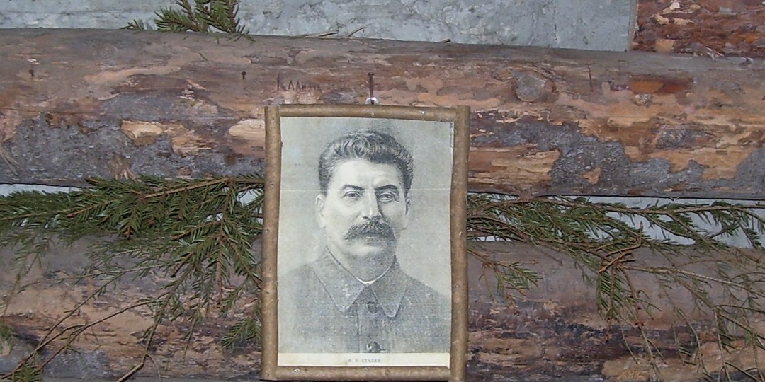 Как отметить День партизан? Ну, конечно же, посещением партизанской поляны под зорким взглядом товарища Сталина