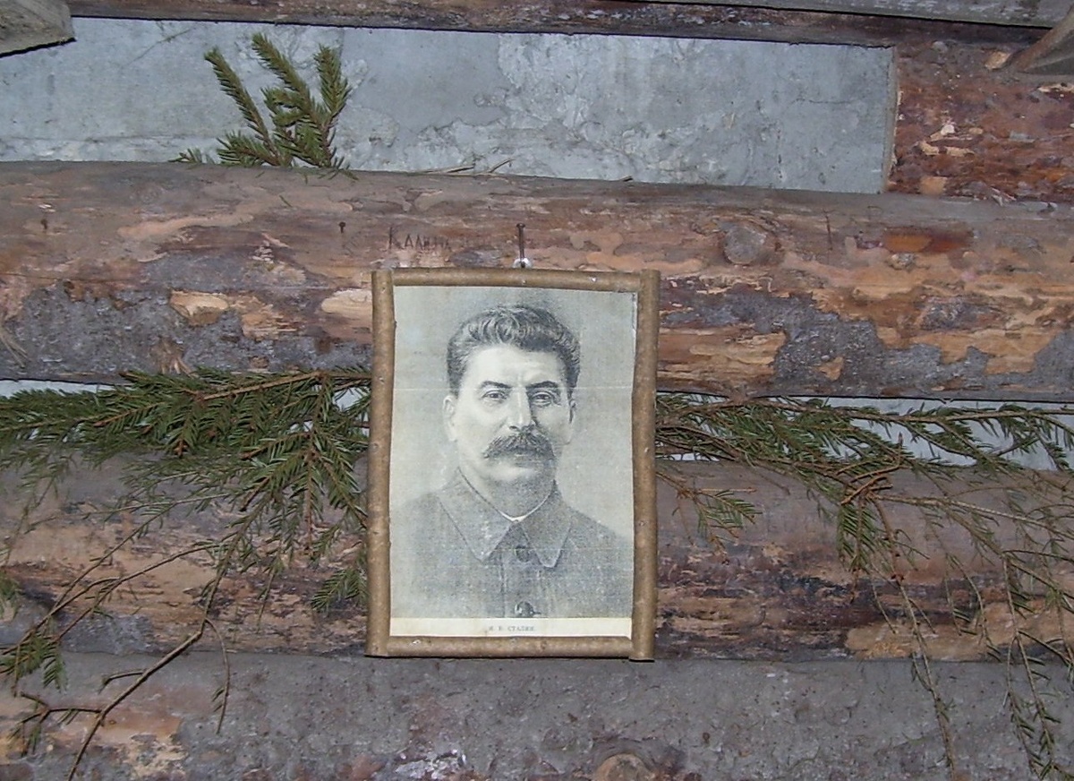 В партизанской землянке под Брянском