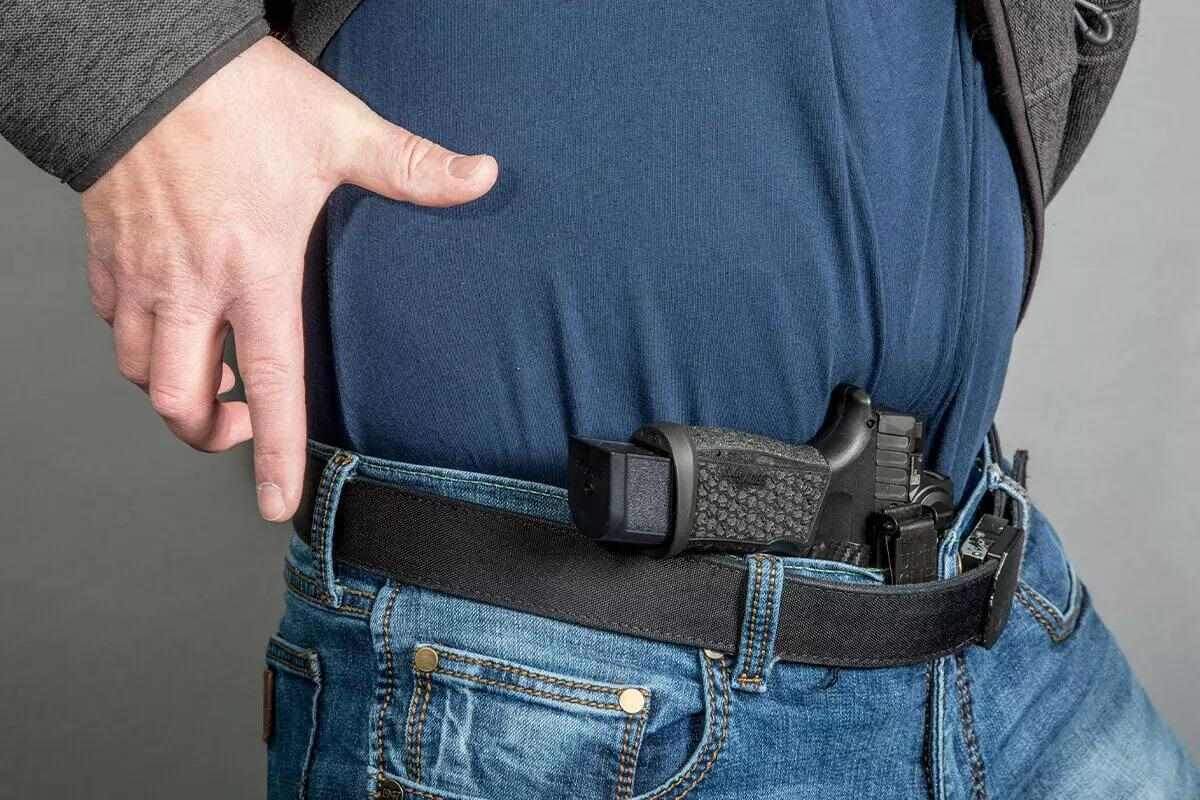 Использование одного и того же пистолета, кобуры и способа ношения повышает готовность и уверенность в своих силах в стрессовых ситуациях.